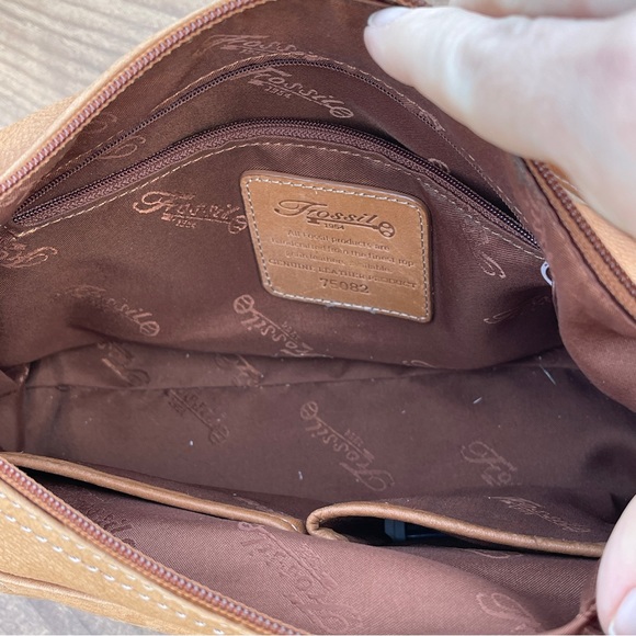 Fossil Brown Leather Purse With Outside Cell Phone Pocket - Picture 4 of 10